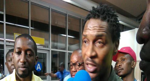 بالصور.. سونج يعود إلى الكاميرون بعد تعافيه من السكتة الدماغية